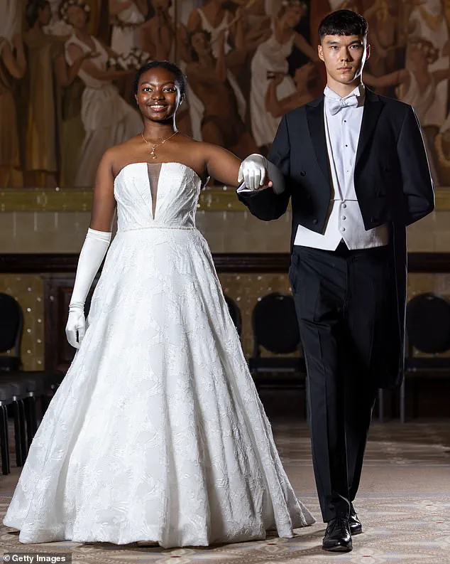 Debutantes Make Grand Entrance at London Ball, Reviving Aristocratic Traditions with Luxurious Attire