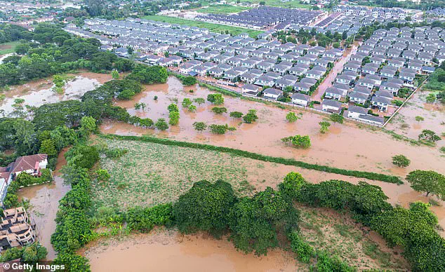 Urgent Warning: La Niña Poses Late-Season Hurricane Threat, US Communities at Risk