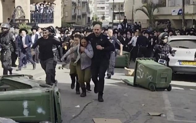 Israeli Soldiers Rescued After Mob Attack in Bnei Brak, Mistaken for Military Police