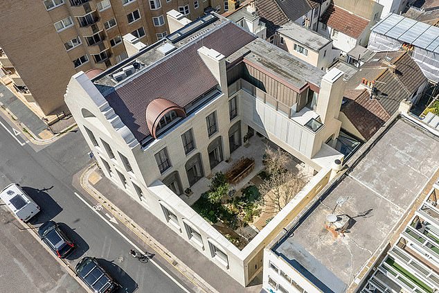 Rock Star Hubris: The £6M Drop of Dave Gilmour's Controversial Medina House