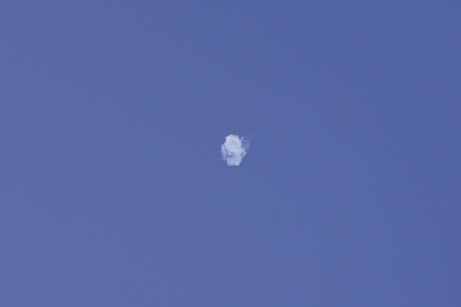 Explosions in Abu Dhabi: Air Defense Activity Near Iconic Mosque Sparks Regional Concerns