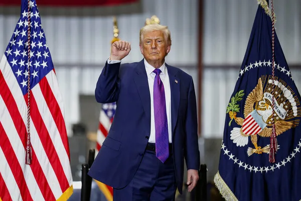 Trump Rules Out Large-Scale Ground Invasion of Iran, Backs Air and Naval Campaign to Curb Nuclear, Missile Programs