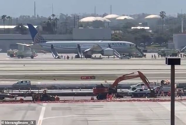 United Airlines Flight Forced to Emergency Landing at LAX Due to Sudden Smoke Incident