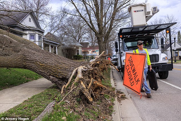 Colossal 'Triple-Threat' Storm Sweeps U.S., Endangering Millions with Blizzards, Extreme Cold