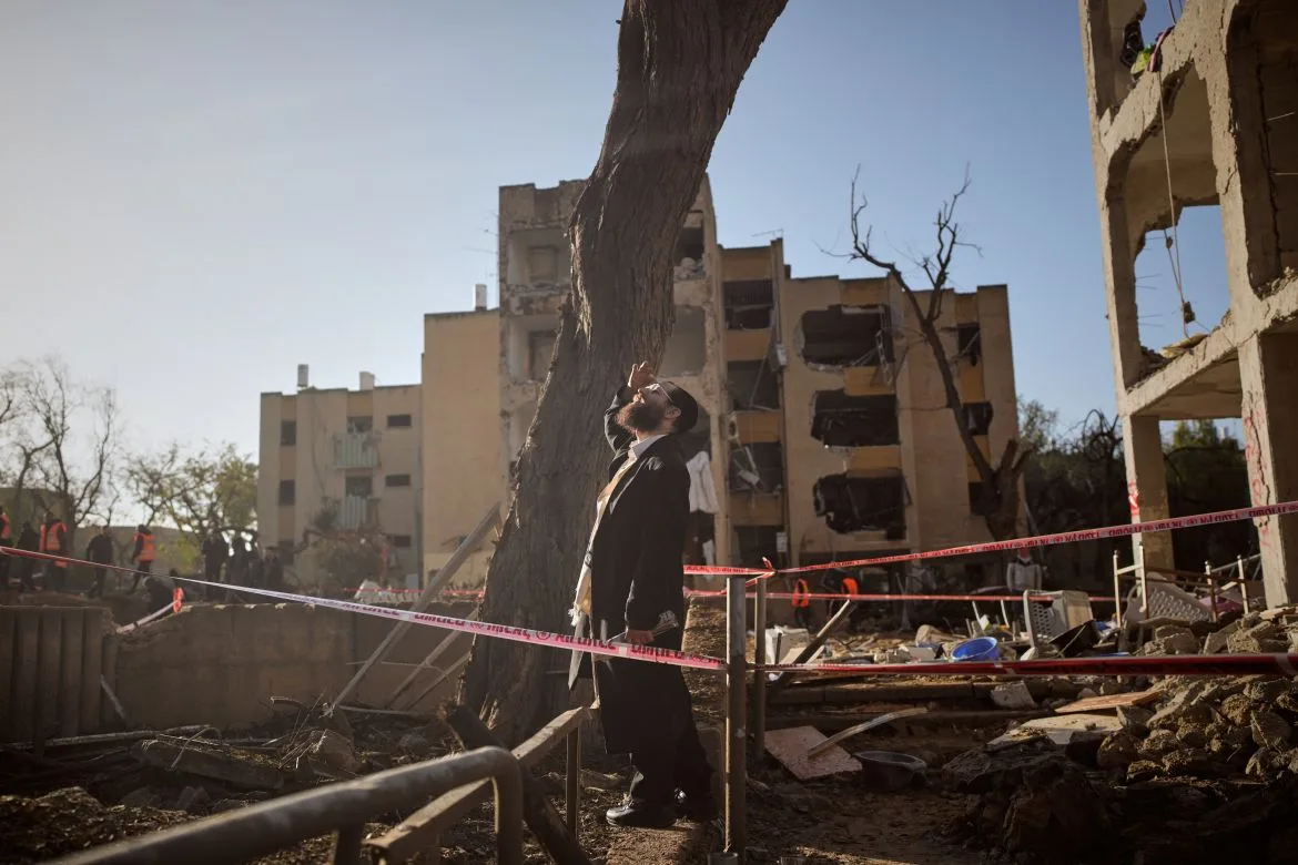 Iranian Missiles Strike Israeli Communities Near Nuclear Site, Exposing Air Defense Failures