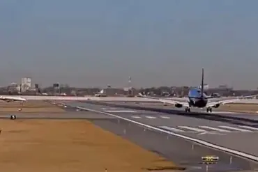 Midway Airport Near Miss: Southwest Plane Aborts Landing to Avoid collision with Private Jet