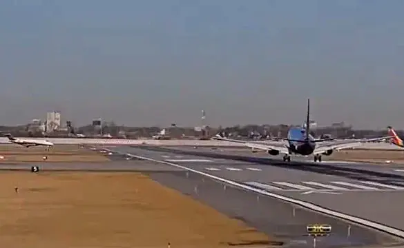 Midway Airport Near Miss: Southwest Plane Aborts Landing to Avoid collision with Private Jet