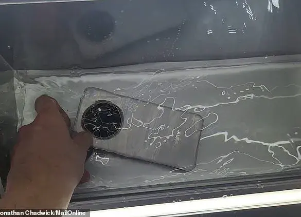 MailOnline tries world's first cold-sensitive color-changing smartphone