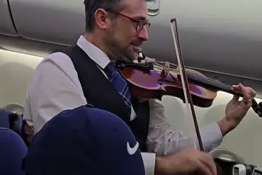 United Airlines crew member's serenade leaves passengers mixed