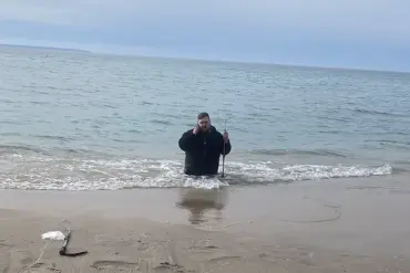 Rock Hunters' Unexpected Romance Unfolds Amidst Peril at Lake Michigan Shore