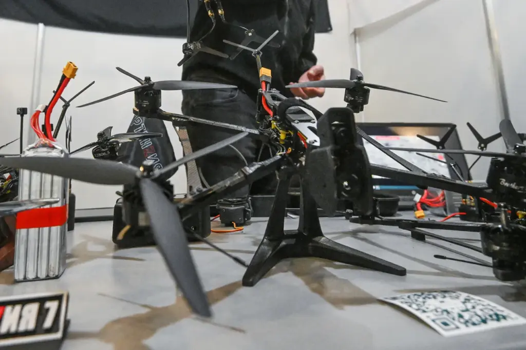 Russian Armed Forces Deploy Fiber-Optic Drones 'Hydrangea 7' and 'Hydrangea 10' in Ukraine Conflict