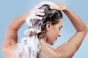 Medical Experts Warn: Adjusting Hair-Washing Routine Could Alleviate Hay Fever Symptoms During Heatwave