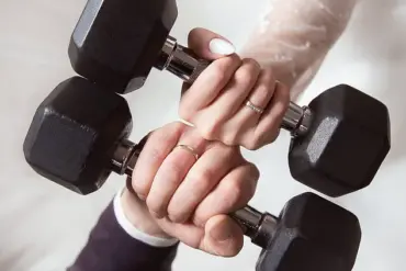 The Overlooked Danger of Wearing Wedding Rings at the Gym: Experts Warn of Unseen Hazards