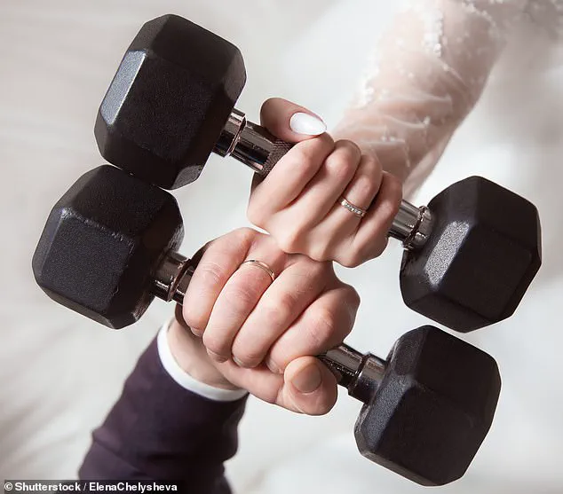 The Overlooked Danger of Wearing Wedding Rings at the Gym: Experts Warn of Unseen Hazards