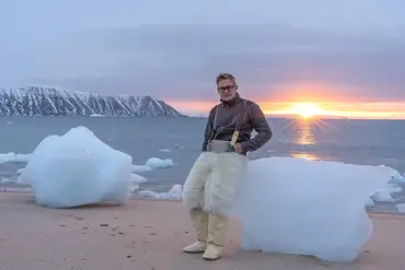 Urgent Warnings as Colossal Iceberg Drifts Toward Greenland Harbor, Threatening Coastal Settlement