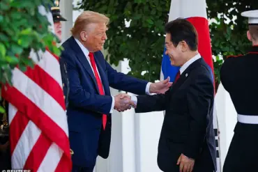 Donald Trump's Unexplained Bruise Sparks Health Concerns Amid Oval Office Meeting with South Korean President, as Medical Analysts Weigh In on Possible Causes