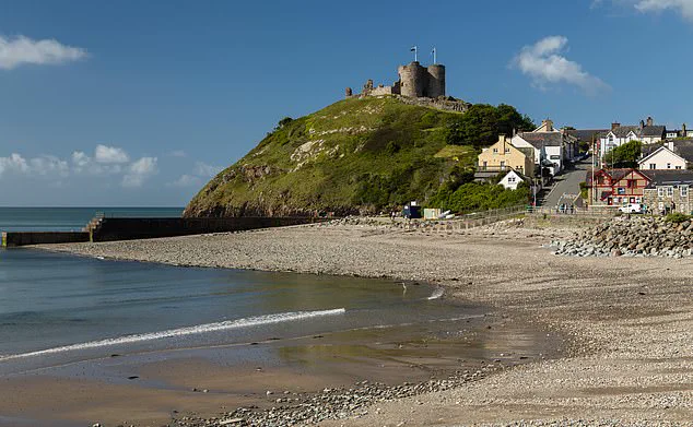 Minor Earthquake Shakes North Wales, Prompting Community Alarm and Evacuations