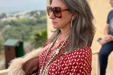 The Ghost in the Mirror: How an 18-Year Marriage Left a 57-Year-Old Woman Lost in the Ruins of Her Own Life